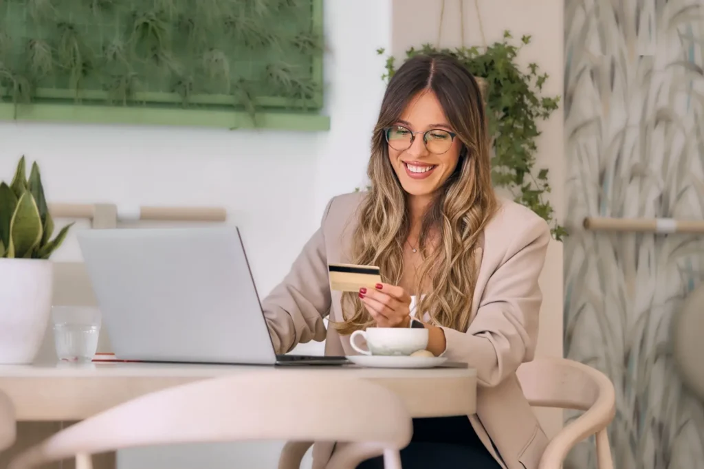 Shutterstock_2636631337 - Techsvět Žena s kartou u laptopu