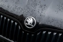 Škoda logo na kapotě