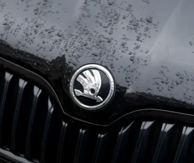 Škoda logo na kapotě