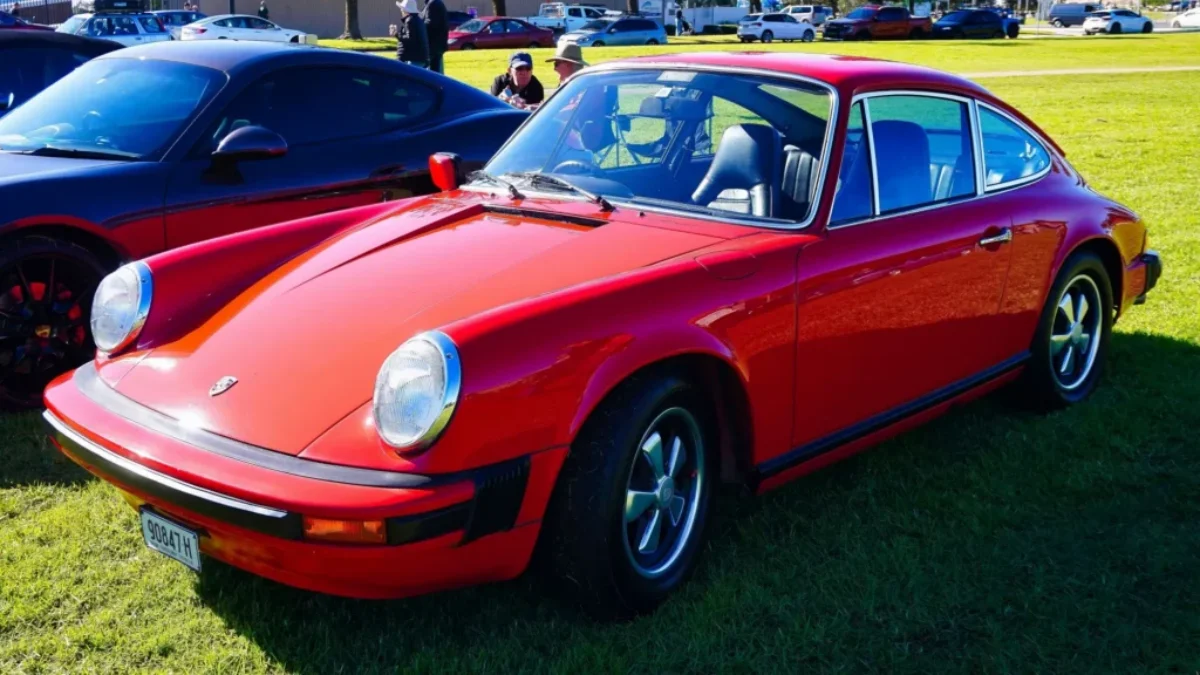 červené Porsche 911