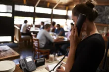 Číšnice v restauraci vyřizuje objednávky