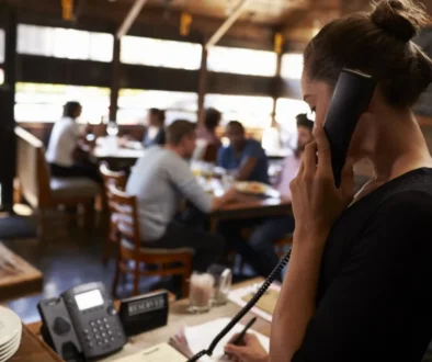 Číšnice v restauraci vyřizuje objednávky