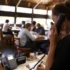 Číšnice v restauraci vyřizuje objednávky