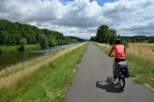 Cyklista na stezce podél Moravy