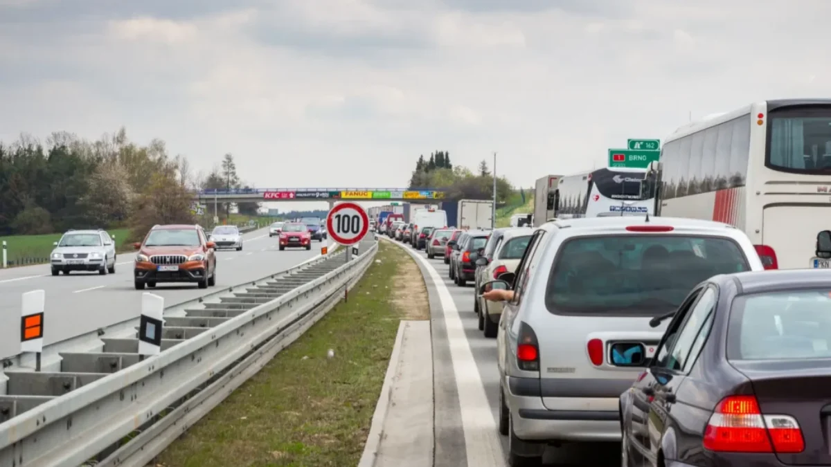 Kolona aut na dálnici