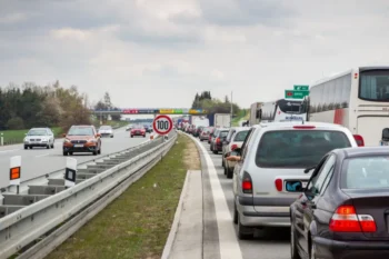 Kolona aut na dálnici