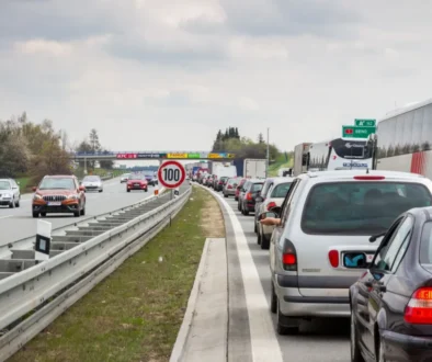 Kolona aut na dálnici