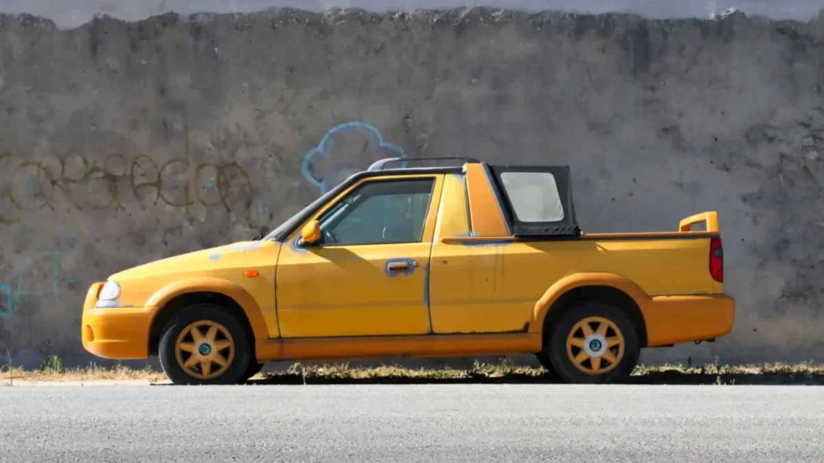 stojící žluté auto