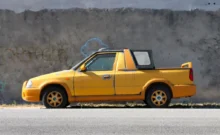 stojící žluté auto