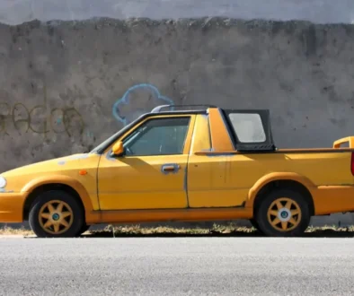 stojící žluté auto