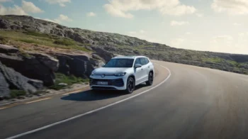 auto Volkswagen Tayron jedoucí na silnici