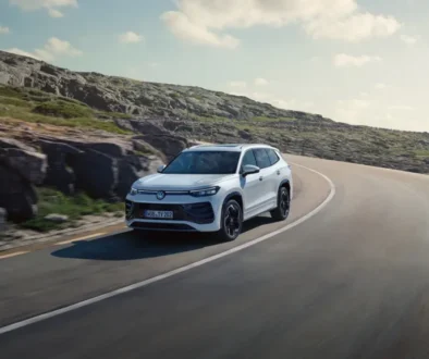 auto Volkswagen Tayron jedoucí na silnici