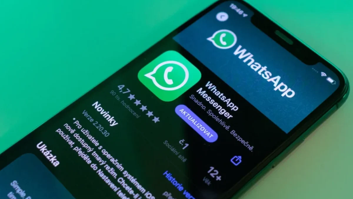 Aplikace WhatsApp otevřená na mobilu