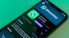 Aplikace WhatsApp otevřená na mobilu