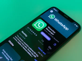Aplikace WhatsApp otevřená na mobilu