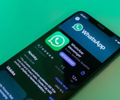 Aplikace WhatsApp otevřená na mobilu