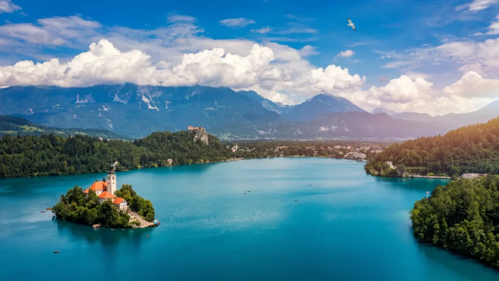 Ostrov s kostelem uprostřed jezera Bled působí pohádkově - Techsvět Jezero Bled