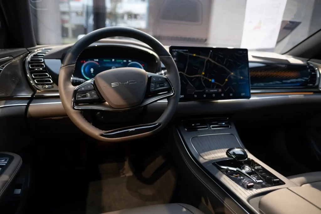 Čínské vozy disponují moderními technologiemi a futuristickým designem - Techsvět interiér vozu BYD