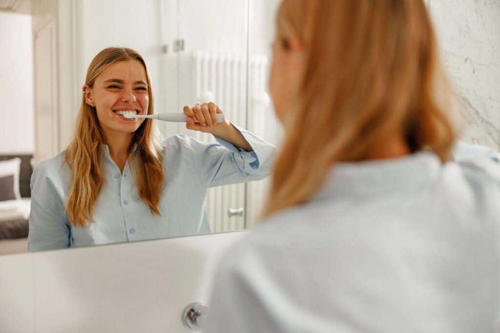 Dentální hygienista vám kromě vlastní procedury vysvětlí správnou péči o chrup - Techsvět Žena si čistí zuby