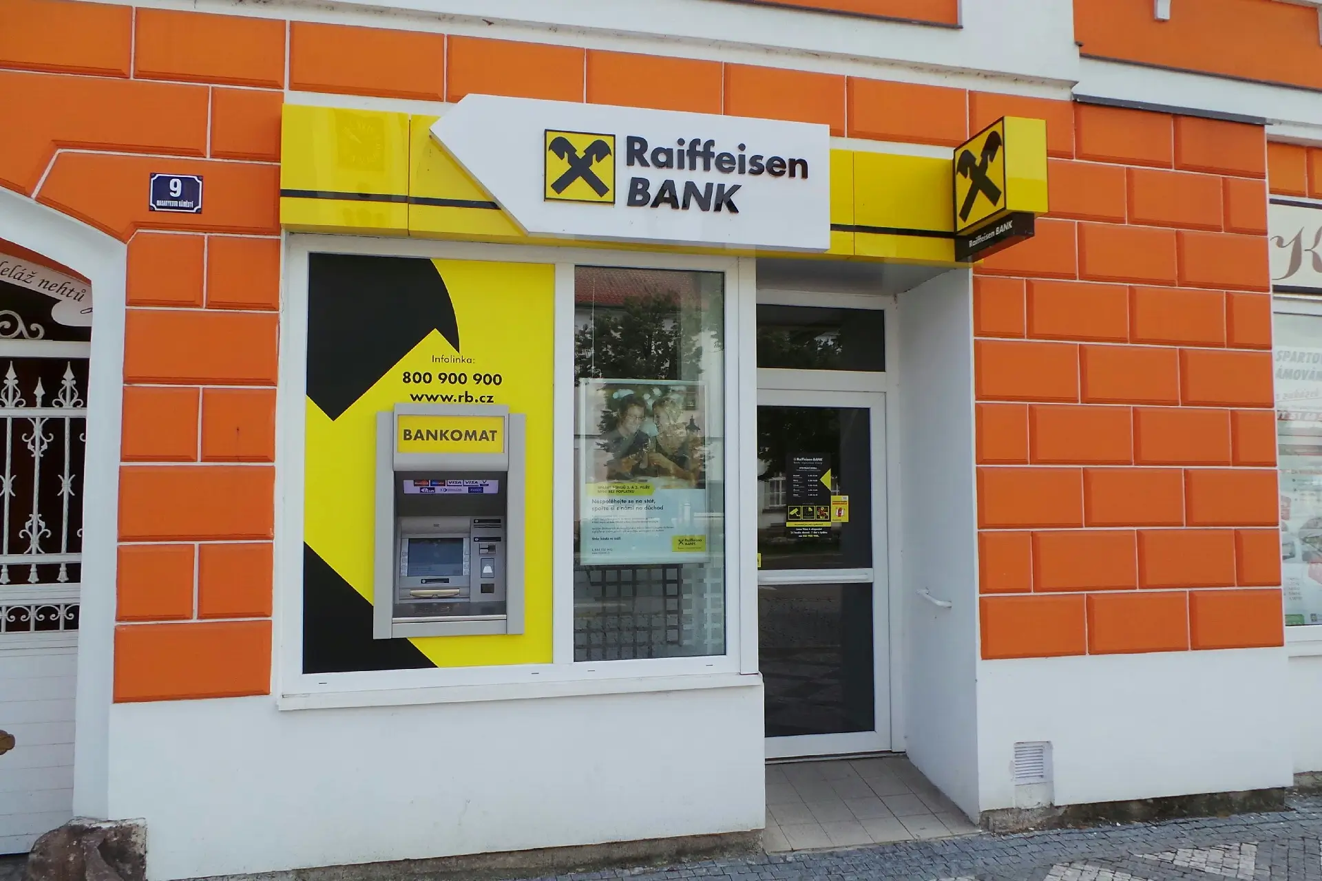 bankomat a pobočka Raiffeisenbank