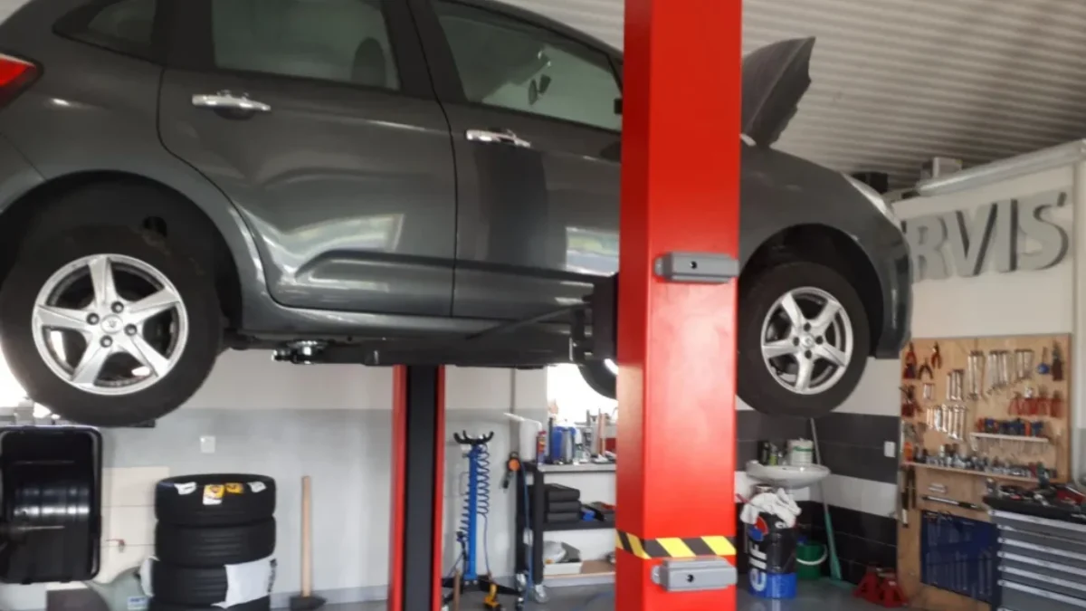 zvednuté auto v autoservisu