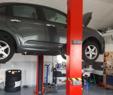 zvednuté auto v autoservisu