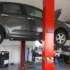zvednuté auto v autoservisu