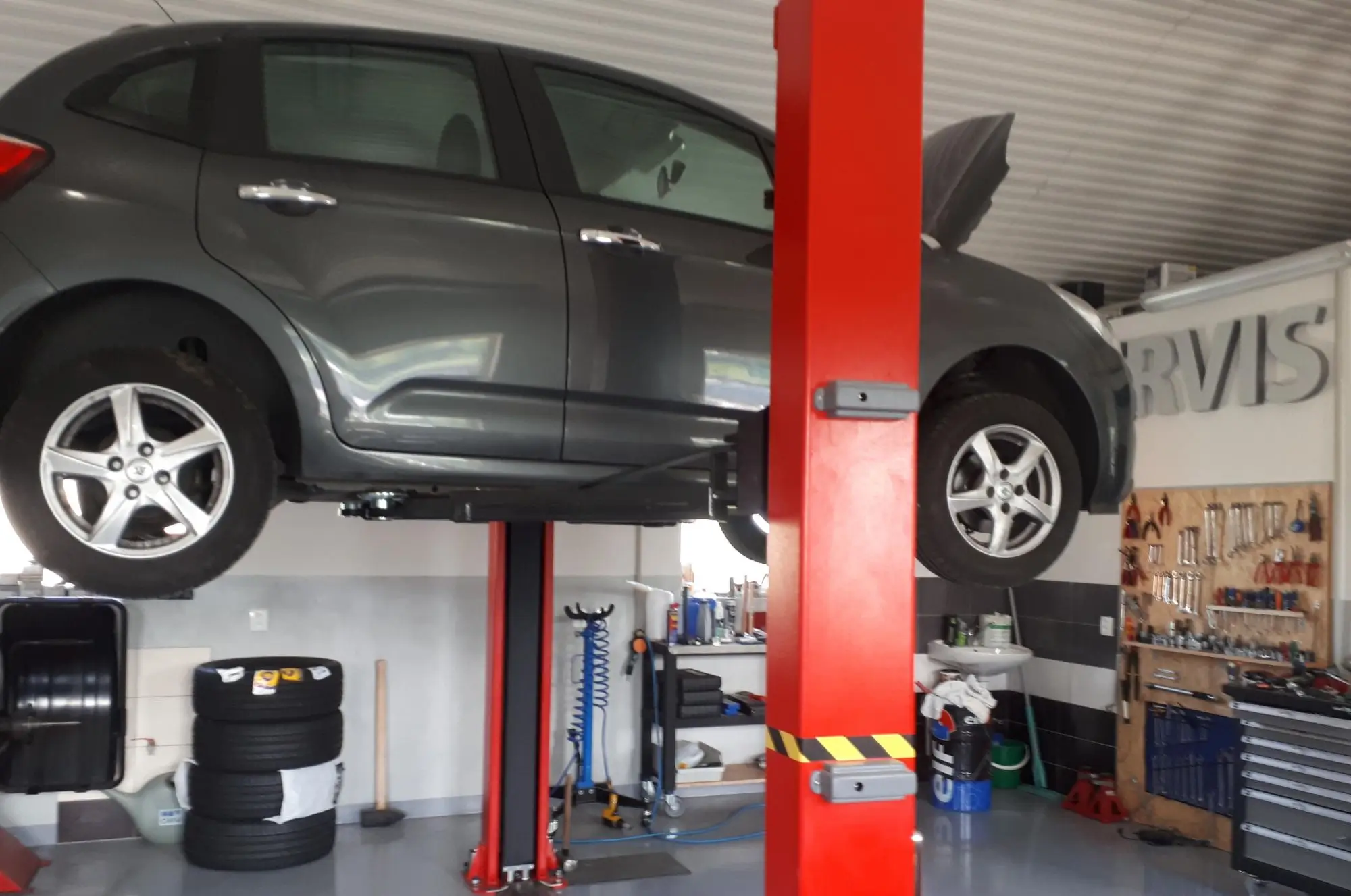 zvednuté auto v autoservisu