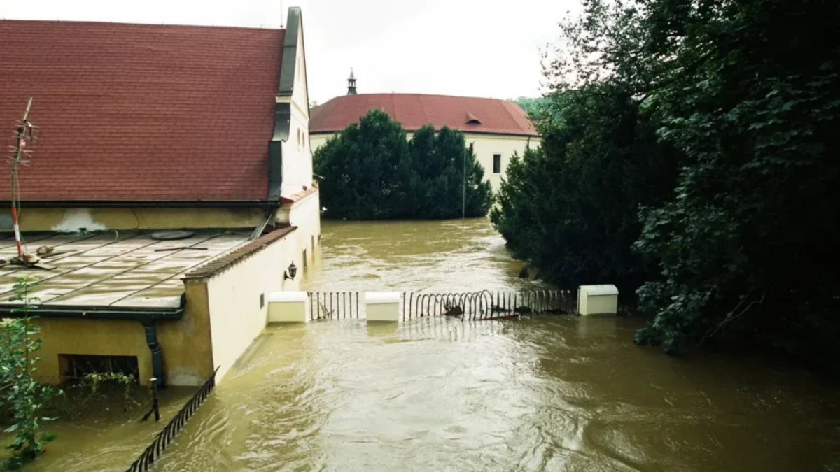 Voda protékající obcí při povodni
