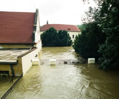 Voda protékající obcí při povodni
