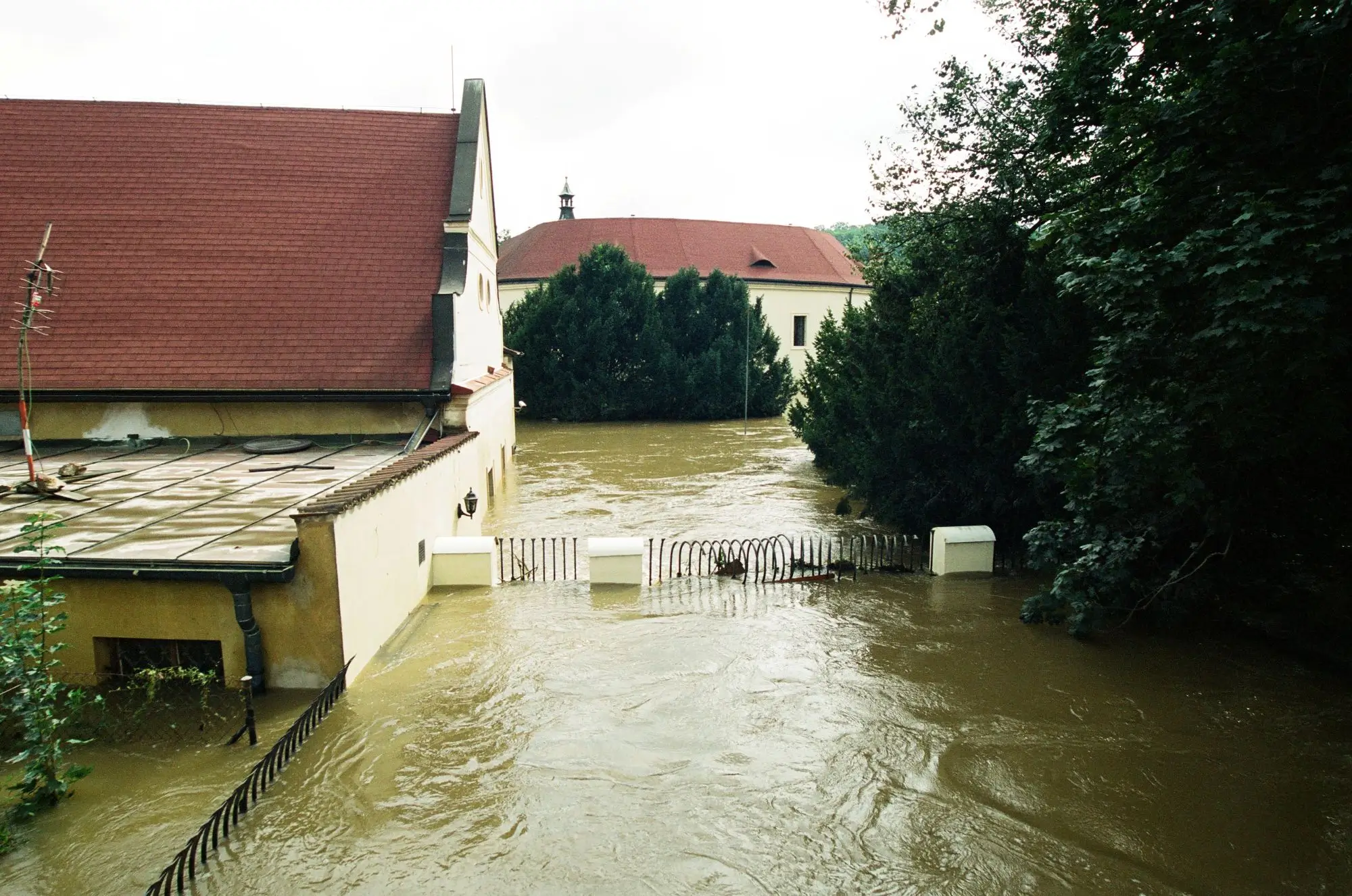 Voda protékající obcí při povodni