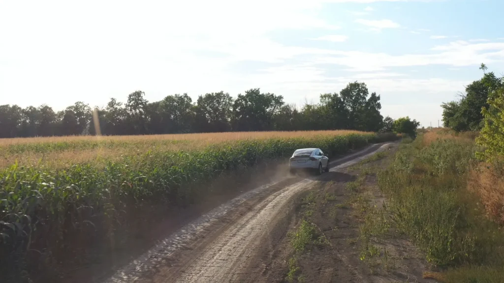 Auto na polní cestě