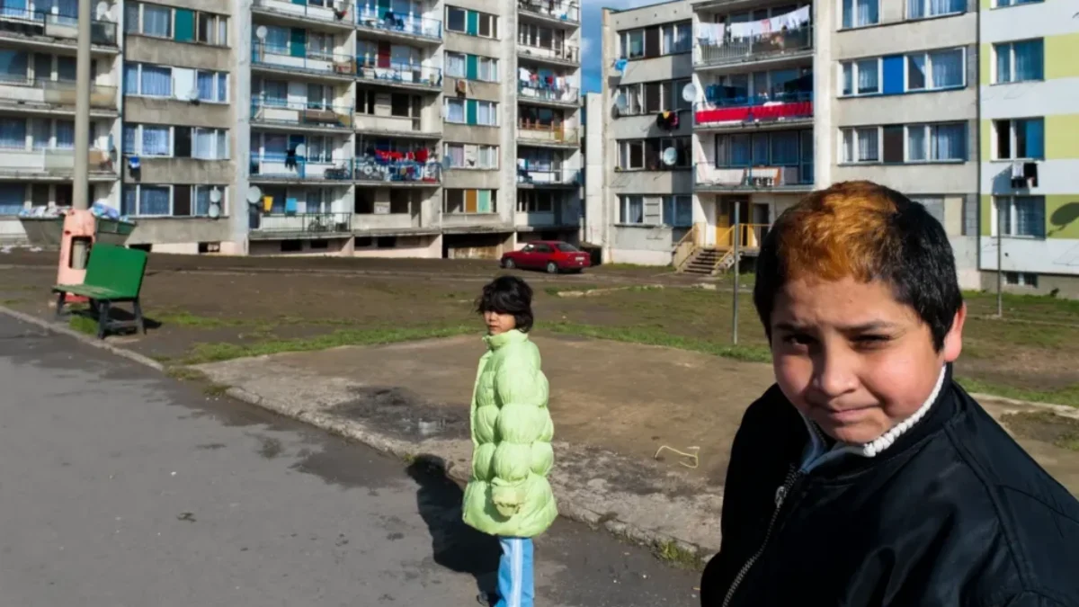 dvě děti venku na sídlišti