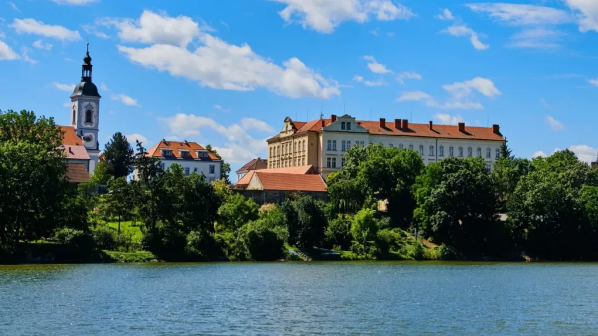 pohled na rybník, kostel a budovy