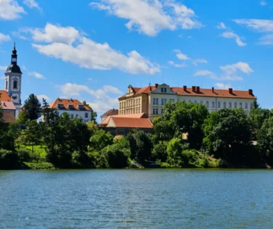 pohled na rybník, kostel a budovy