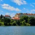 pohled na rybník, kostel a budovy