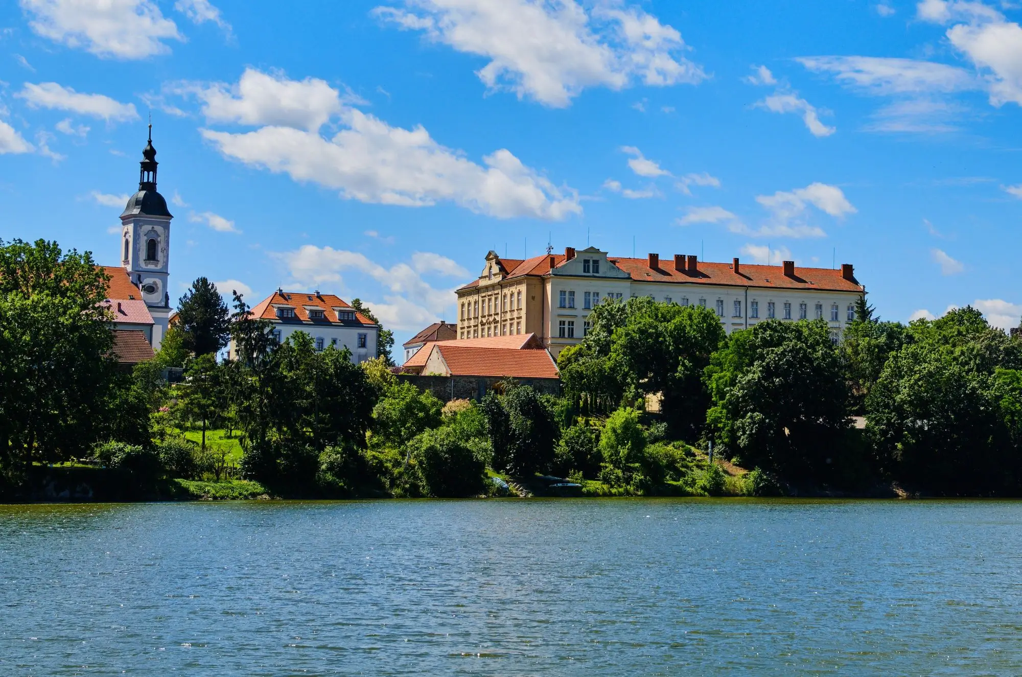 pohled na rybník, kostel a budovy