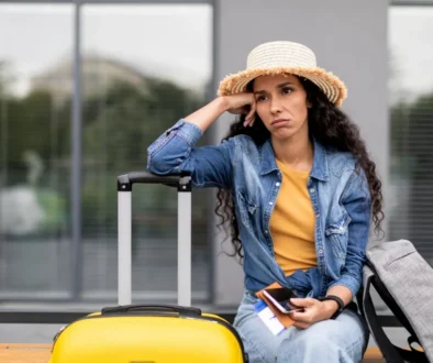 zklamaná turistka s kufrem