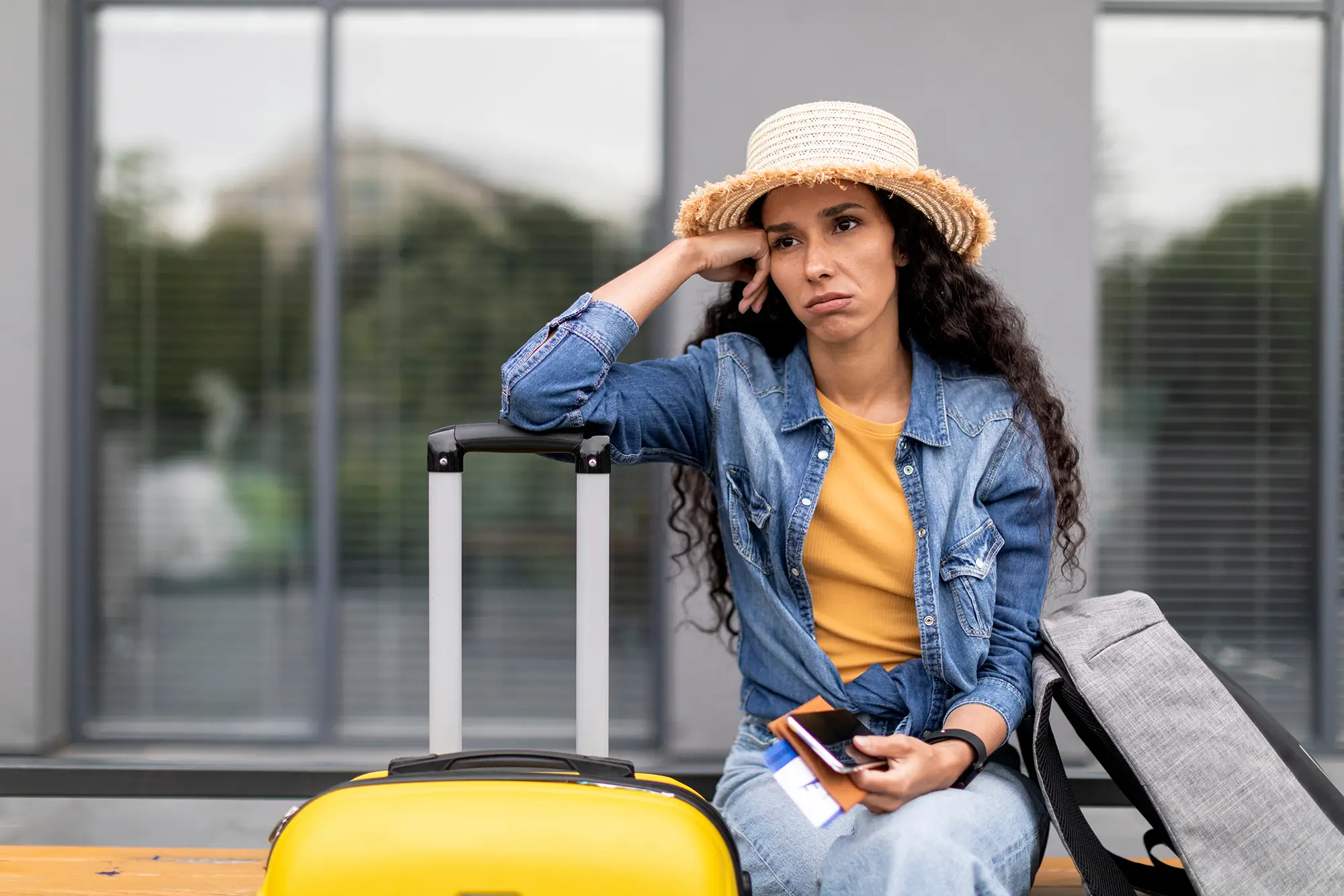 zklamaná turistka s kufrem