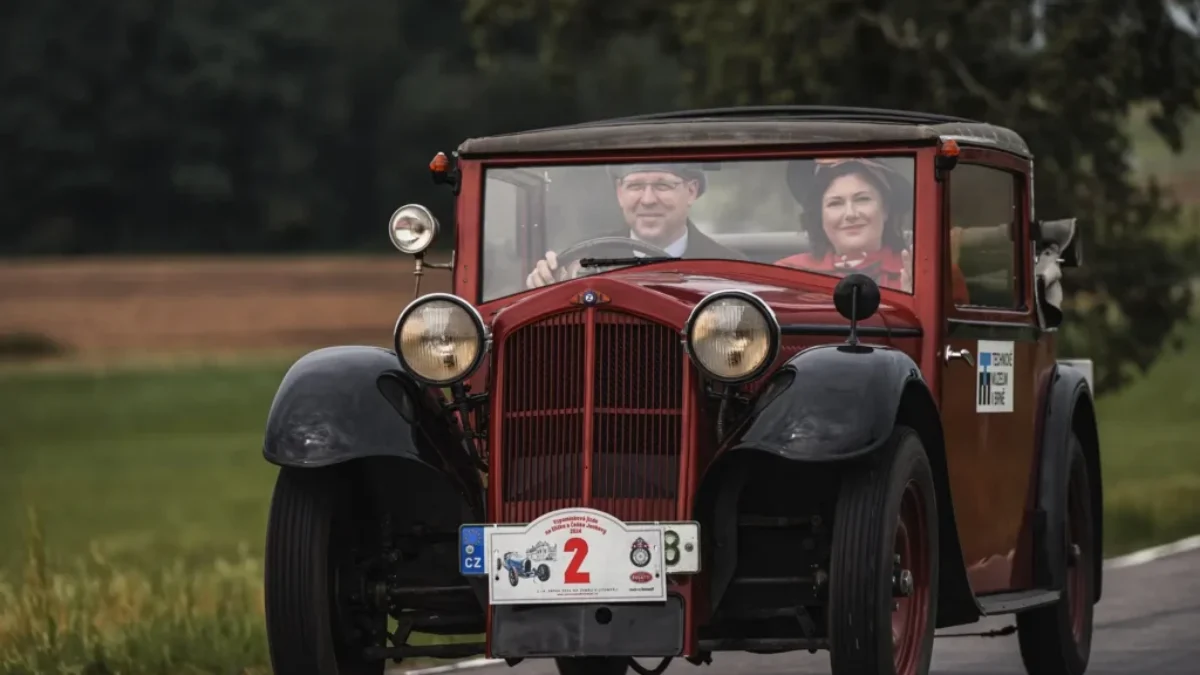 muž řídí starý automobil
