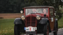 muž řídí starý automobil