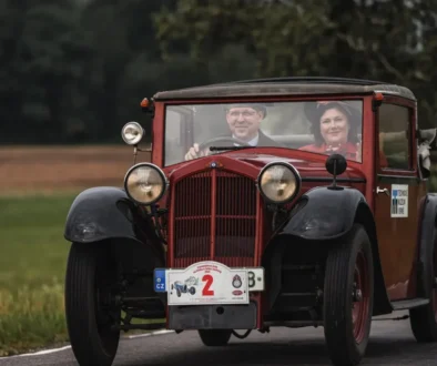 muž řídí starý automobil