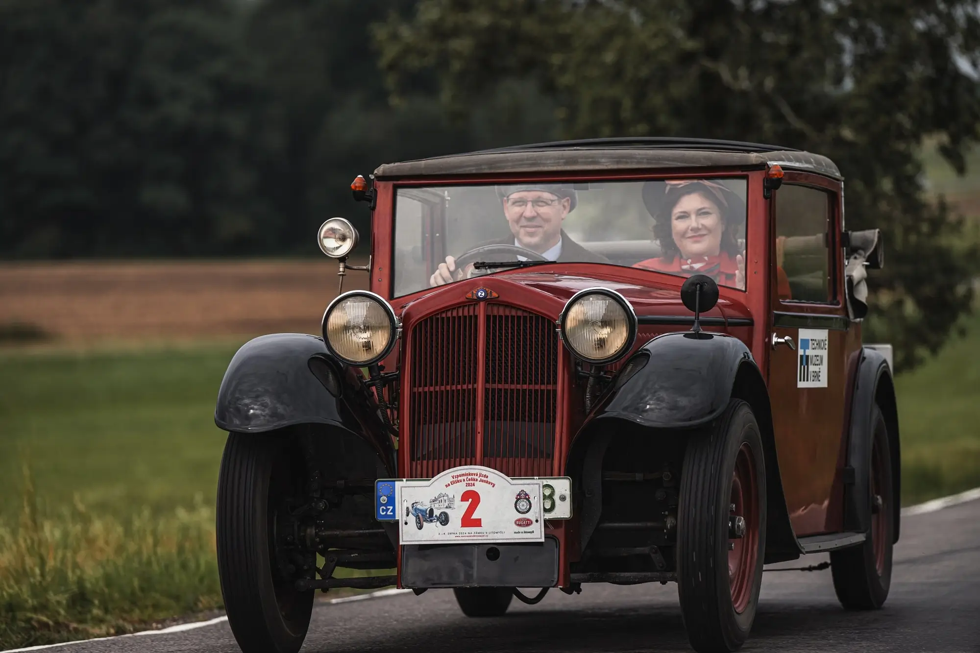 muž řídí starý automobil