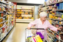 seniorka nakupující potraviny