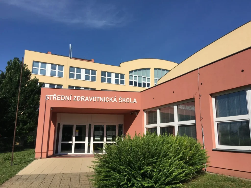 Školy opouští mnoho absolventů, kteří míří za vyšším výdělkem do zahraničí. Zdroj: mesto-kromeris.cz - Techsvět Střední zdravotnická škola