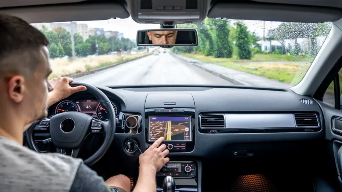 Muž používá navigaci v autě