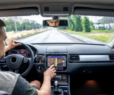 Muž používá navigaci v autě