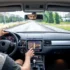 Muž používá navigaci v autě