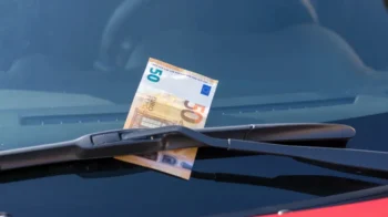 Bankovka za čelním stěračem