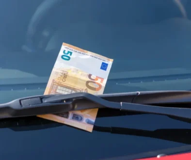 Bankovka za čelním stěračem